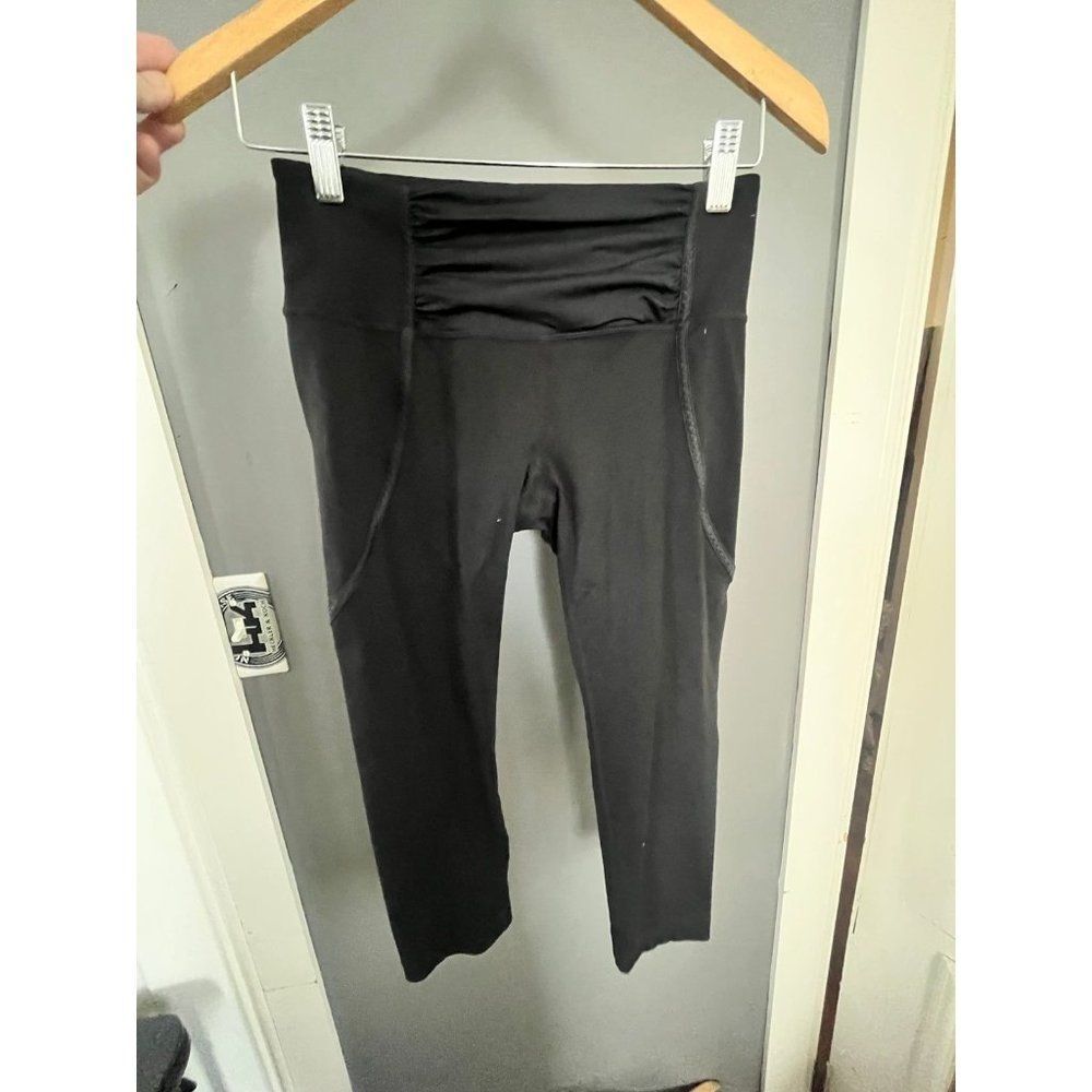 lululemon athletica SIZE 6 black crop leggings